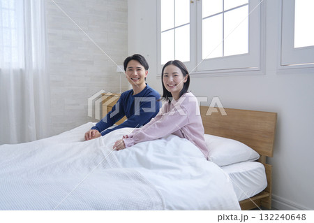 起床したベッドの上の夫婦のポートレート カメラ目線 起床したベッドの上の夫婦のポートレート カメラ目線 132240648