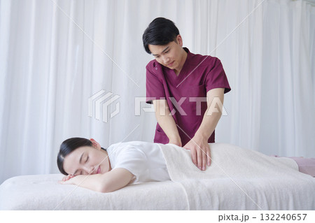 女性 マッサージ師による背中のマッサージ 女性 マッサージ師による背中のマッサージ 132240657