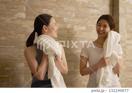 エクササイズ 汗を拭く女性 エクササイズ 汗を拭く女性 132240677