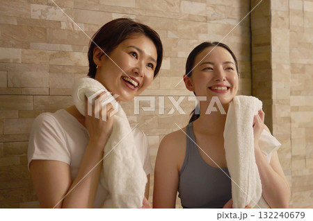 エクササイズ 汗を拭く女性のポートレート エクササイズ 汗を拭く女性のポートレート 132240679
