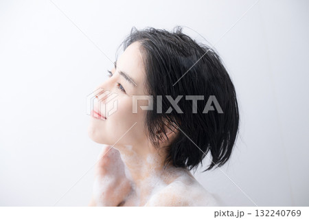 水滴が綺麗な浴室で泡で体を洗う女性のイメージ 水滴が綺麗な浴室で泡で体を洗う女性のイメージ 132240769