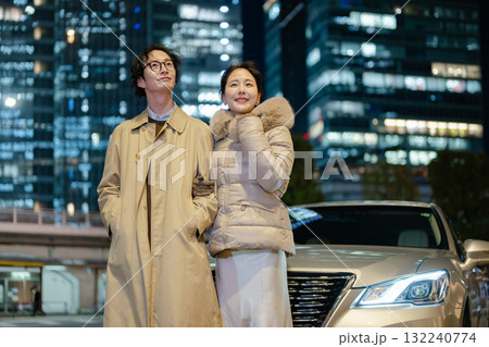 夜の街に立つ男女 夜の街に立つ男女 132240774