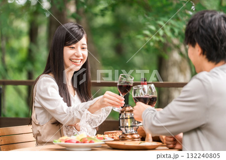 別荘・コテージでホームパーティー・グランピングする若いアジア人カップル 132240805
