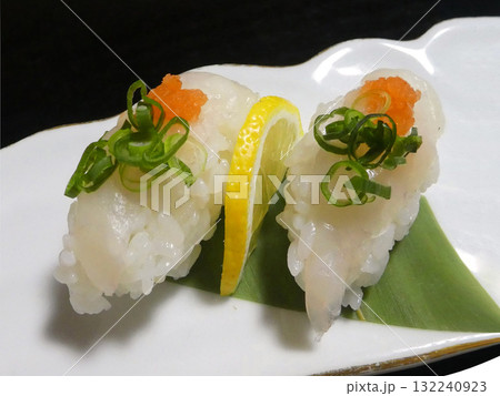 冬の味覚。歯ごたえのある旨みをにぎり寿司で味わう、フグのにぎり寿司の写真 冬の味覚。歯ごたえのある旨みをにぎり寿司で味わう、フグのにぎり寿司の写真 132240923