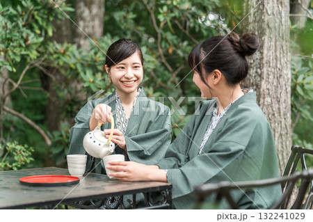 旅館・温泉旅館に女子旅に来た若いアジア人女性(旅行・トラベル) 旅館・温泉旅館に女子旅に来た若いアジア人女性(旅行・トラベル) 132241029