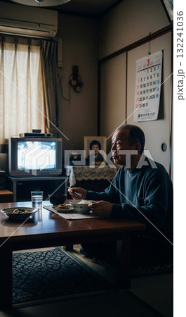 独居老人の寂しい食事風景 独居老人の寂しい食事風景 132241036