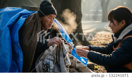 公園の隅っこでブルーシートハウスで暮らすホームレス 132241071