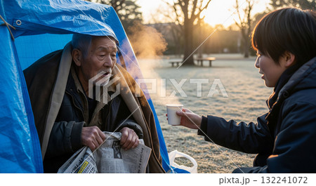 公園の隅っこでブルーシートハウスで暮らすホームレス 132241072