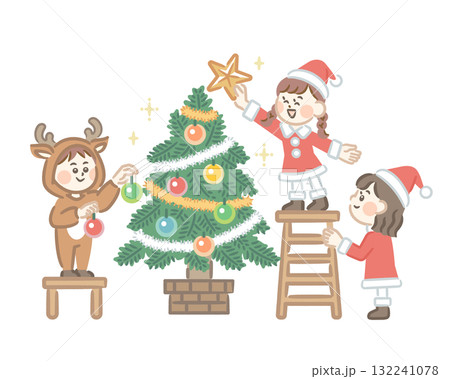 クリスマスの準備をする子供たち クリスマスの準備をする子供たち 132241078