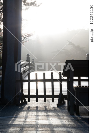 三重県　伊勢市　伊勢神宮　朝日に照らされる宇治橋と鳥居 132241150