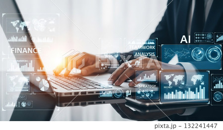 パソコンを操作するビジネスパーソン 132241447