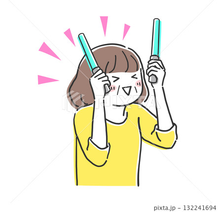 コンサートで推しに声援を送るシニア女性のイラスト素材 132241694