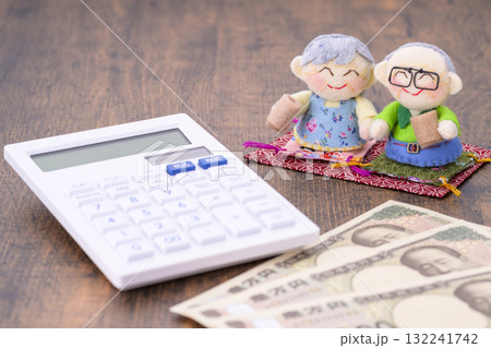 ご年配の夫婦とお金（+電卓） 132241742