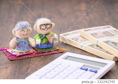 ご年配の夫婦とお金(+電卓) ご年配の夫婦とお金(+電卓) 132241745