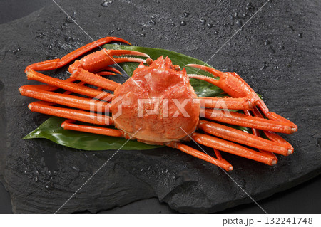 紅ずわいがに　水滴あり 132241748