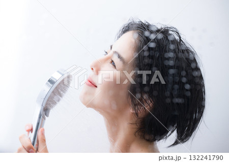 水滴が綺麗なシャワーで体を洗う女性のイメージ 水滴が綺麗なシャワーで体を洗う女性のイメージ 132241790