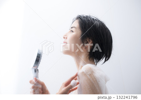 水滴が綺麗なシャワーで体を洗う女性のイメージ 132241796