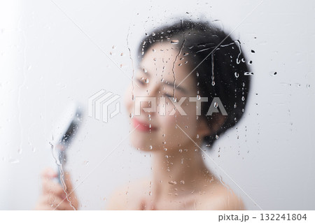 水滴が綺麗なシャワーで体を洗う女性のイメージ　顔無し 132241804