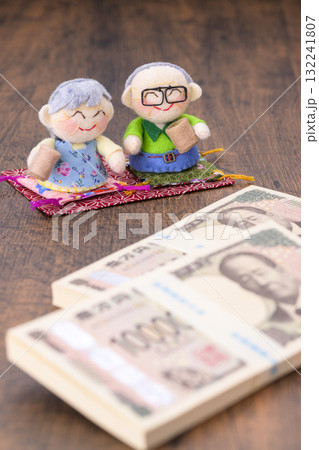 ご年配の夫婦とお金 132241807