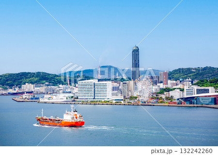 関門海峡と海峡ゆめタワー周辺の下関市街地 132242260