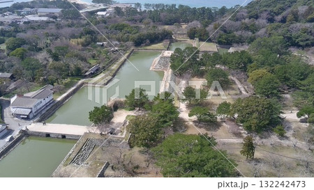 山口県　長門国「萩城」上空より石垣と曲輪を望む 132242473