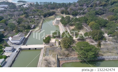 山口県　長門国「萩城」上空より石垣と曲輪を望む 132242474