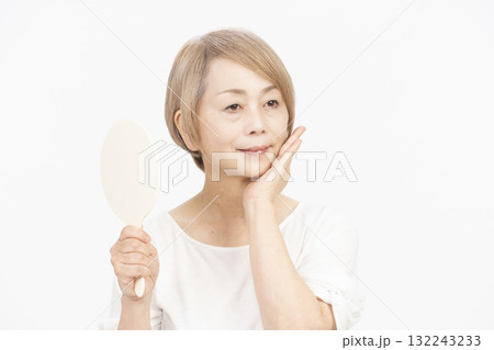 シニア女性　グレイヘアー　手鏡を持ったシニア女性 132243233