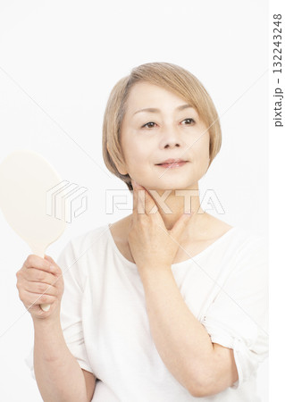 シニア女性　グレイヘアー　手鏡を持ったシニア女性 132243248
