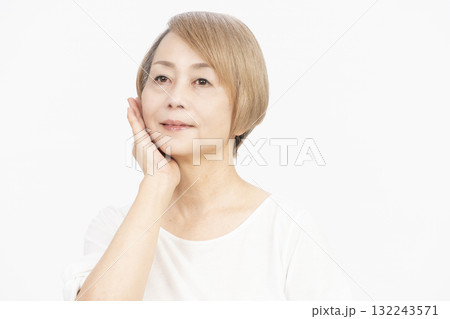 シニア女性　グレイヘアー　明るい髪色のシニア女性 132243571