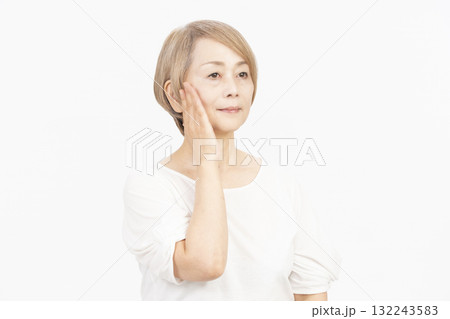 シニア女性 グレイヘアー 明るい髪色のシニア女性 シニア女性 グレイヘアー 明るい髪色のシニア女性 132243583