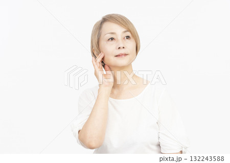 シニア女性　グレイヘアー　明るい髪色のシニア女性 132243588