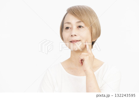 シニア女性 グレイヘアー 明るい髪色のシニア女性 シニア女性 グレイヘアー 明るい髪色のシニア女性 132243595