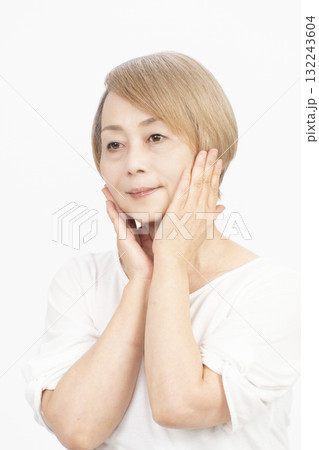 シニア女性 グレイヘアー 明るい髪色のシニア女性 シニア女性 グレイヘアー 明るい髪色のシニア女性 132243604