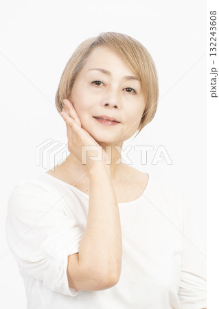 シニア女性　グレイヘアー　明るい髪色のシニア女性 132243608