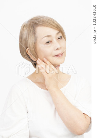 シニア女性　グレイヘアー　明るい髪色のシニア女性 132243610