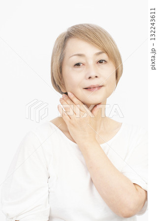 シニア女性 グレイヘアー 明るい髪色のシニア女性 シニア女性 グレイヘアー 明るい髪色のシニア女性 132243611