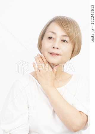 シニア女性 グレイヘアー 明るい髪色のシニア女性 シニア女性 グレイヘアー 明るい髪色のシニア女性 132243612