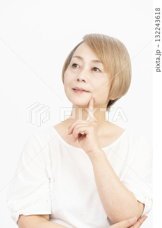 シニア女性 グレイヘアー 明るい髪色のシニア女性 シニア女性 グレイヘアー 明るい髪色のシニア女性 132243618