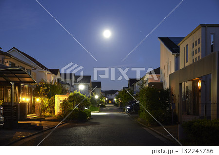 夜の静かな住宅街の家網 夜の静かな住宅街の家網 132245786