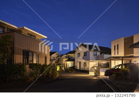 夜の静かな住宅街の家網 132245790