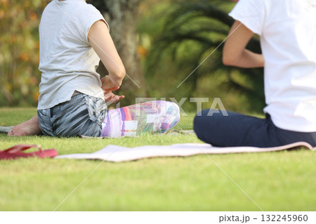 ヨガをする女性 132245960