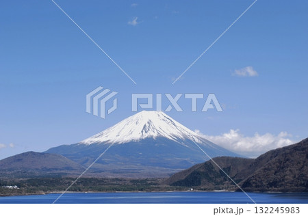 富士五湖、本栖湖の富士山 富士五湖、本栖湖の富士山 132245983