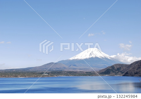 本栖湖の富士山 本栖湖の富士山 132245984