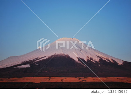 山中湖、夜明けの前の残月と富士山 山中湖、夜明けの前の残月と富士山 132245985