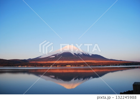 早朝の山中湖と富士山 早朝の山中湖と富士山 132245988