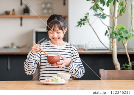食卓・ダイニングテーブルで食事する小学生,中学生の女の子(ランチ,朝食,ご飯,食べる) 食卓・ダイニングテーブルで食事する小学生,中学生の女の子(ランチ,朝食,ご飯,食べる) 132246235