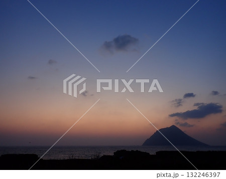 八丈島の夕陽 132246397