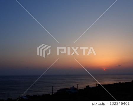 八丈島の夕陽 132246401