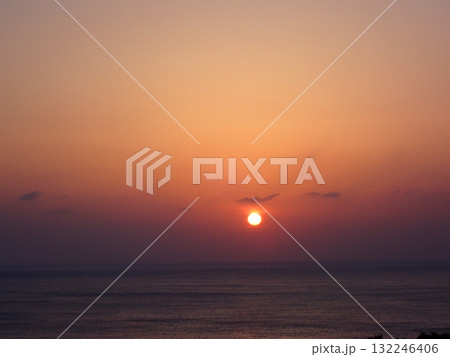 八丈島の夕陽 132246406