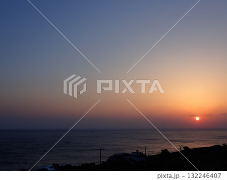 八丈島の夕陽 132246407